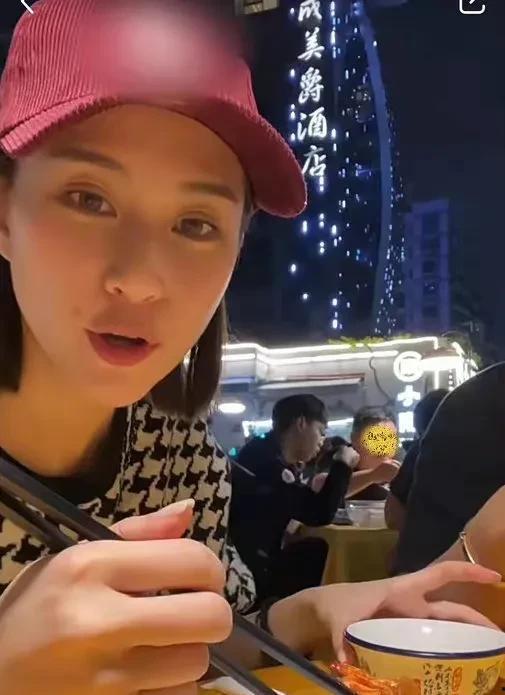 娱乐吃瓜小妹子是谁呀